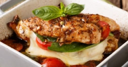 Mozzarella-Hähnchen in Basilikum-Sahnesauce