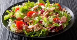 Tomatensalat mit Thunfisch